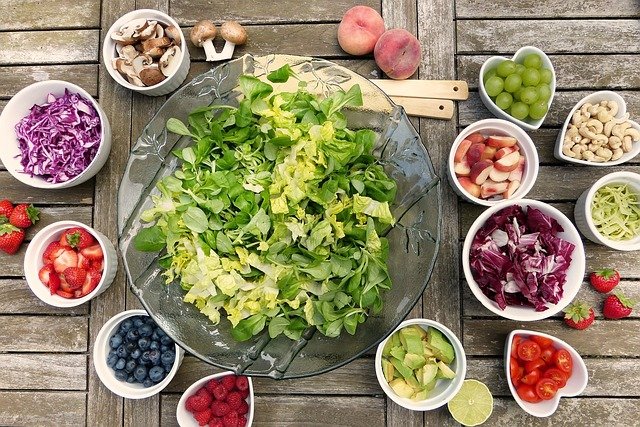 Salat mit diversen Einzelzutaten in Schüsseln